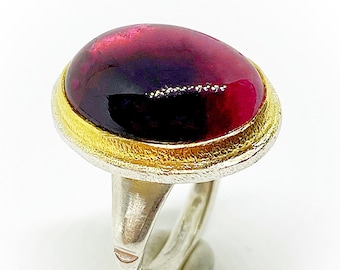 Extraordinary Sterling silver and 18K Gold ring (bezel) with a beautiful 18,4 mm x 13,6 mm (12,05 carats) oval bicolour Tourmaline. Ring.