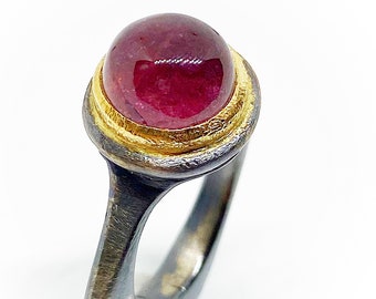 Precioso anillo con preciosa Turmalina Rubelita (Rojo/Rosa) redonda en cabujón de 10 mm de diámetro. Anillo.