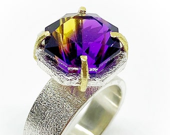 Excepcional anillo con precioso Ametrina natural de Bolivia de gran calidad en talla octogonal de 7.53 quilates con garras en Oro de 18K.