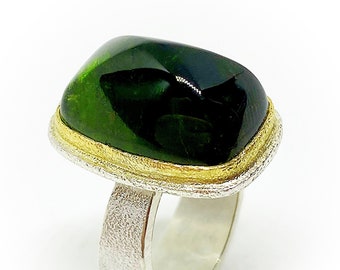 Precioso anillo en Plata de Ley y Oro de 18K con preciosa y gran Turmalina Verde natural de altísima calidad. Anillo.