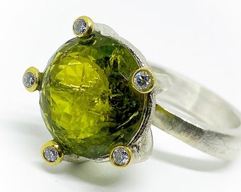 Precioso anillo con preciosa Turmalina verde oliva natural de altísima calidad en talla redonda de medidas 14 mm x 8,4 mm (11,4 quilates).
