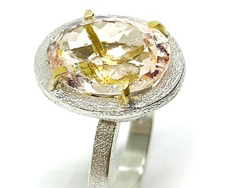 Elegante anillo con preciosa Morganita natural de gran calidad en talla oval de medidas 11,6 mm x 14,8 mm con garras en Oro de 18K. Anillo.