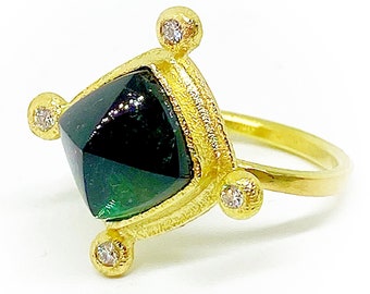 Precioso anillo en Oro de 18K con preciosa Turmalina Verde natural de altísima calidad en talla terron azucar. Anillo.