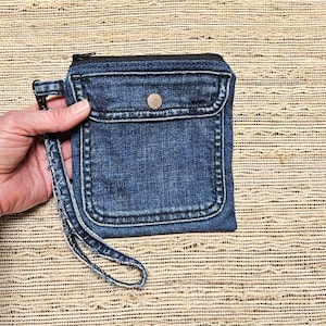 Wristlet, denim pocket purse, blue denim clutch, zipper pouch, jeans pocket bag, zipper wallet, denim wristlet, coin pouch, clutch bag  D201