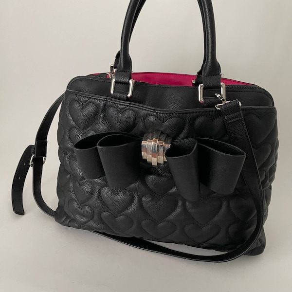 Betsey Johnson xoxo Sac à main en cuir végétalien matelassé noir avec grand nœud et coeur