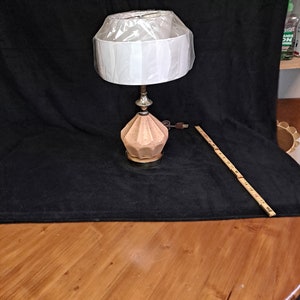 Vintage Geometrische multi facettierte Nachttischlampe mit neuer zweistufiger Mcm Stil Clip on Schirm Akzent Lampe neu verkabelt mit neuem Draht und Fassung