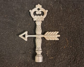 Vtg  Arrowed  key  cast white metal , Lamp finial . 1/8 ips thread  3/8 diameter lamp pipe fitting . faux gas light knob.  vintage lamp part