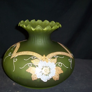 Vintage satijngroen glas Moser Stijl Victoriaanse grote salon lampenkap handgeschilderd GWTW student schaduw geschulpte top Goud en Wit