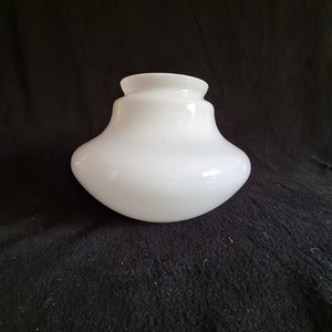 Pantalla de la casa de la escuela de vidrio de leche blanca Forma de pera parte inferior acampanada redonda Ajuste de 4 pulgadas, pantalla colgante ncc de 7 pulgadas de alto y 8 pulgadas de diámetro