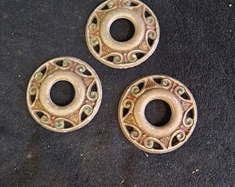 Lot de trois bobèches vintage en métal moulé polychrome, réparation de lampe magnifique anneaux beauté, pièce de restauration. 3 3/4 po. de diamètre.
