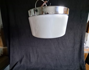 Vintage utilitaristisk taklampa i opalglas och nickelförkromad, infälld montering, 23 cm bred, 15 cm hög från tak till botten. ncc