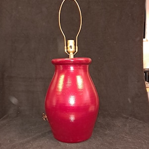 Vintage Keramik Tischlampe, die Metallic tief rot lackiert, neu verkabelt und aufgearbeitet wurde. 3-fach Innenfassung, Akzentlampe. Akzent
