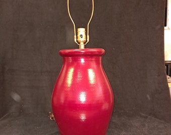Lampe de table vintage en céramique peinte en rouge foncé métallisé , recâblée et reconditionnée . Prise intérieure à 3 voies , lampe d'appoint . accent