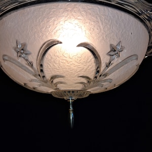 Vintage hangende hangende plafondlamp, mat helder geperst glas ronde schaduw 12 inch breed 20 inch drop glazen luifel en socket cup ncc