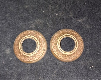 Douille de lampe vintage Bobeche cache-douille, anneau de beauté, 3 1/8 de diamètre, laiton estampé non fileté, belle patine 1 paire