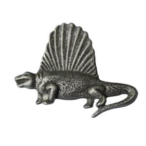 Peut inclure: Figurine détaillée de Dimétrodon argenté. Le reptile préhistorique est représenté de profil, mettant en valeur sa grande voile dorsale distinctive et sa peau texturée. La figurine est en métal et présente un design détaillé et réaliste.