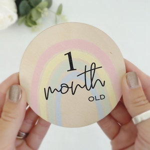 Cartes d’étape arc-en-ciel en bois, disques milestone pour bébé, cartes d’étape personnalisées, cadeau unisexo du nouveau-né de bébé fille