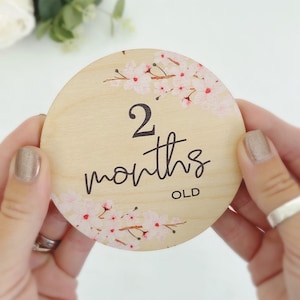 Cartes de jalon florales en bois, disques de jalon de bébé, cartes de jalon personnalisées, cadeau de nouveau-né