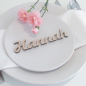 Nomes de lugares de casamento, cartões de lugar de madeira, nomes cortados a laser, lembrancinhas de casamento de madeira, configurações de nomes de mesa elegantes rústicas personalizadas, ouro e prata