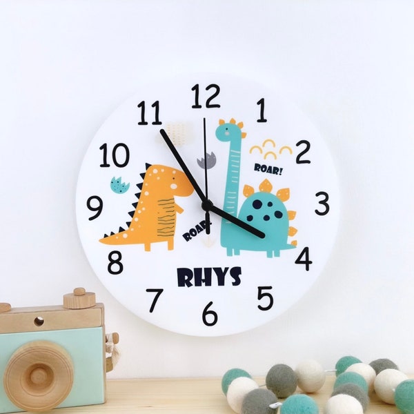 Personalisierte Kinderuhr, Dinosaurier Dekor, Kindergeschenk, Stille Kinderzimmer Uhr, Jungen Name Schlafzimmer Uhr, Sagen Sie Die Zeit