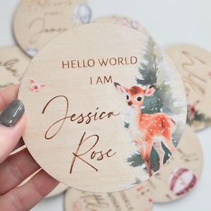 Targa personalizzata con nome, Hello World I Am, targa in legno per l'arrivo di una neonata, annuncio di nascita, cervo dei boschi, disco di supporto per neonato