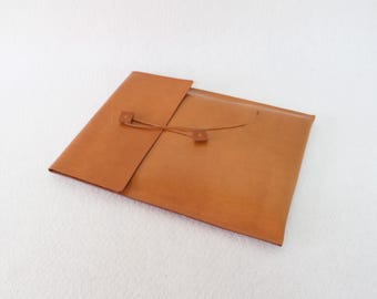 Strong leather to protect your MacBook or iPad. Tailor-made, sturdy cover for your computer. Metal-free