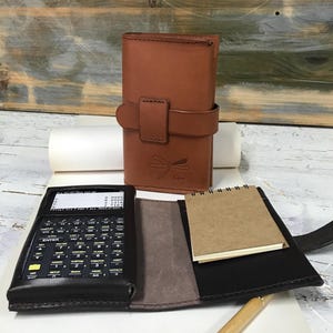 Leren rekenmachinehoes DM 42, op maat gemaakte rekenmachineportemonnee ambachtelijk handgemaakt van leer, rekenmachinehoes, ideaal leercadeau voor architecten