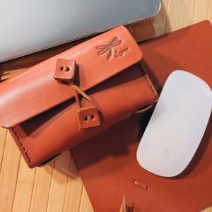 Custodia in pelle resistente per Magic Mouse, personalizzabile, realizzata a mano e protettiva per Apple Mouse, custodia in pelle scura resistente e adatta ai viaggi