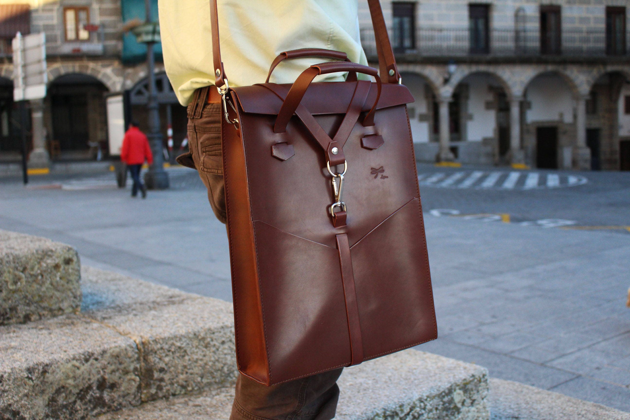 leather laptop bag. Handbag with removable shoulder strap and front pockets. Designed by Ludena.