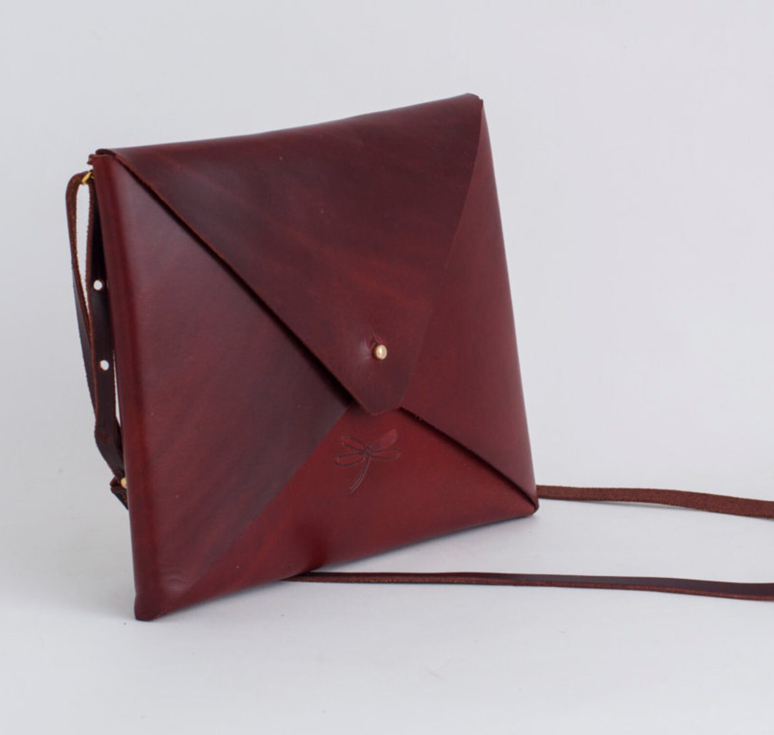 Unisex Leather bag with rembable strap and gold button. Etsy España