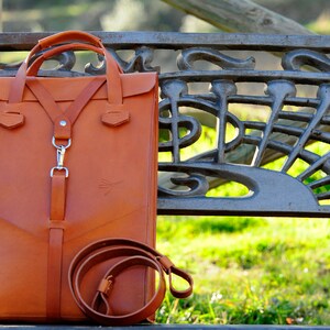 Leather laptop bag. Handbag and removable shoulder strap, with front pockets. Design by Ludena. 画像 2