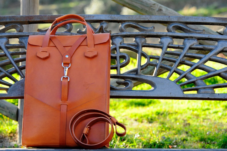 Leather laptop bag. Handbag and removable shoulder strap, with front pockets. Design by Ludena. 画像 2