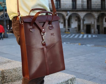 Brown Leather laptop bag. Handbag and removable shoulder strap, with front pockets. Design by Ludena.