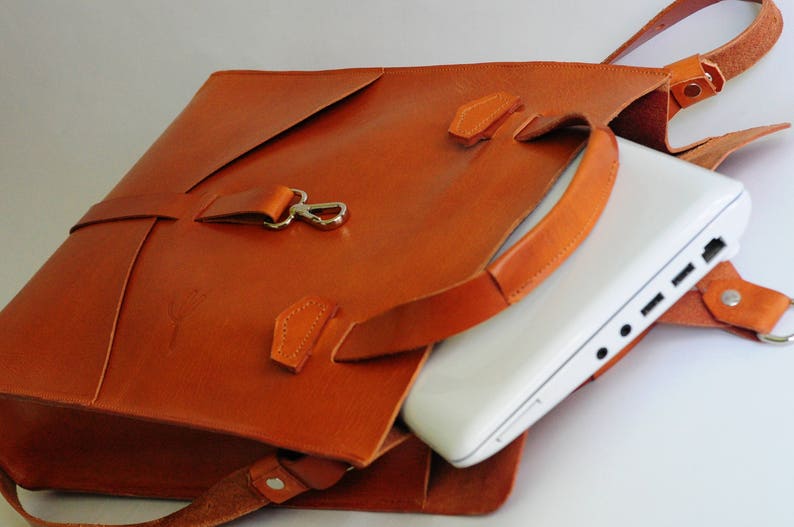 Leather laptop bag. Handbag and removable shoulder strap, with front pockets. Design by Ludena. 画像 6