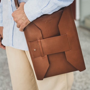 Men's flat leather laptop case, laptop leather bag convertible laptop cover, minimalist leather laptop sleeve, laptop bag for work travel