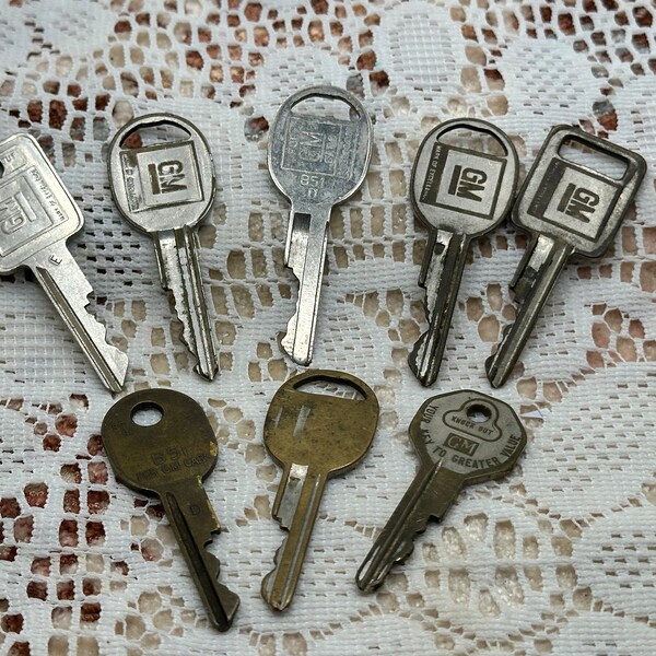 8 random GM keys, vintage GM motors key lot, old car key grab bag, antique key lot, old truck keys, junk brass keys, key crafts