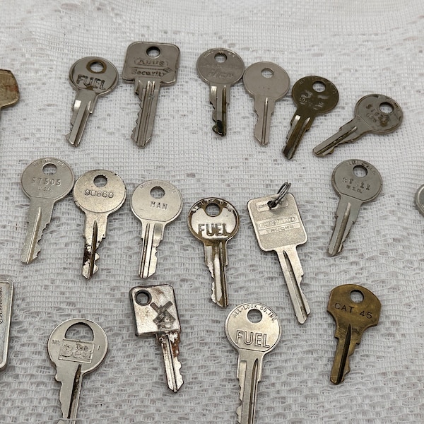 19 old keys, gas and fuel keys, master lock company, antique key lot, old keys, master lock keys, junk brass keys, brass keys