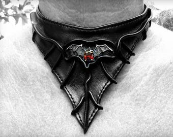 Leder - Halsband  - Collier - 925er Silber-Fledermaus-Emblem mit Granatstein -  Handgemachtes Unikat - Hochwertiges Material und Ausführung