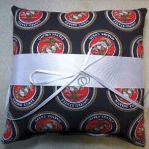 ELIGE* Amuleto del Cuerpo de Marines de EE. UU. Camuflaje Uniforme militar estadounidense Camuflaje / rojo dorado Liga de boda para lanzar Recuerdos de lanzamiento de boda Almohada para portador de anillos de los Marines Ring bearer pillow