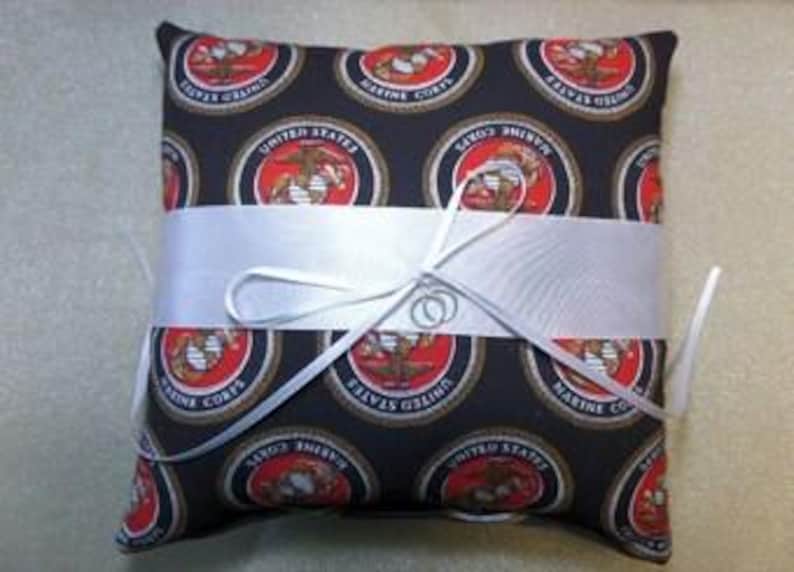ELIGE* Amuleto del Cuerpo de Marines de EE. UU. Camuflaje Uniforme militar estadounidense Camuflaje / rojo dorado Liga de boda para lanzar Recuerdos de lanzamiento de boda Almohada para portador de anillos de los Marines Ring bearer pillow