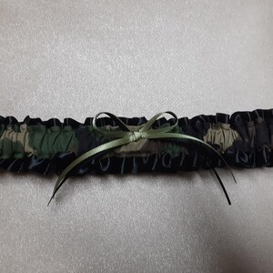 ELIGE* Amuleto del Cuerpo de Marines de EE. UU. Camuflaje Uniforme militar estadounidense Camuflaje / rojo dorado Liga de boda para lanzar Recuerdos de lanzamiento de boda Almohada para portador de anillos de los Marines w/ satin