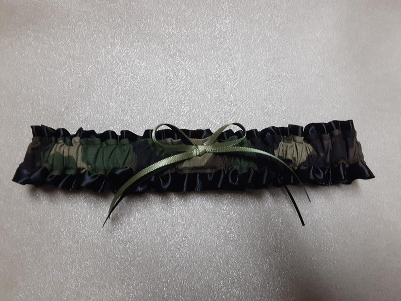ELIGE* Amuleto del Cuerpo de Marines de EE. UU. Camuflaje Uniforme militar estadounidense Camuflaje / rojo dorado Liga de boda para lanzar Recuerdos de lanzamiento de boda Almohada para portador de anillos de los Marines w/ satin