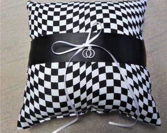 ELIGE * Almohada para anillos de boda con bandera ondulada a cuadros de carreras de autos, cuadros blancos y negros con satén. VE mis ligas de recuerdo a juego para lanzar.