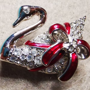Gesigneerde Swarovski Crystal Swan zilveren rode lint strik pin broche