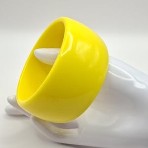 Pulsera vintage de resina acrílica de color amarillo grueso, diámetro de 2,5&quot;