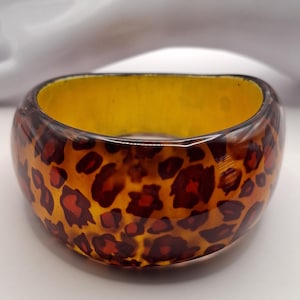 Vintage chunky wide leopard print Lucite bangle bracelet diameter 8&quot;