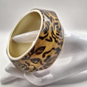Stort armband med vintagemotiv och blommönster