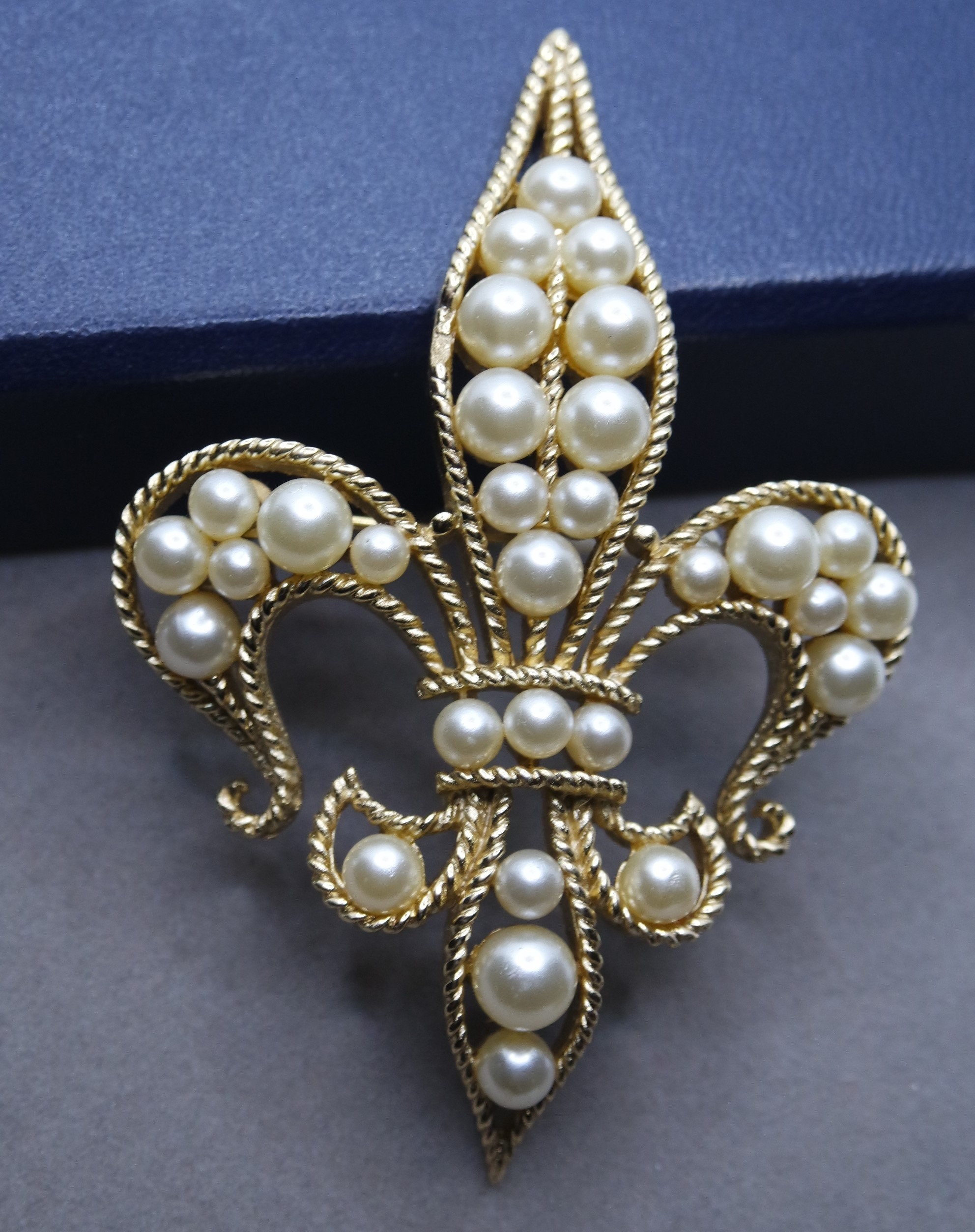 Broche Vintage Crown Trifari – Fleur Et Feuille En Métal Texturé Argenté – Occasion