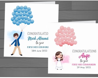 Puede incluir: Dos tarjetas con fondos de acuarela e ilustraciones de un niño y una niña sosteniendo globos. El niño lleva un traje azul y la niña lleva un vestido blanco. El texto en las tarjetas dice "CONGRATULATIO Mark Alexand On your FIRST HOLY COMMUNI 28th June 2022" y "CONGRATULATIONS Aoife On your FIRST HOLY COMMUNION 29 May 2022".