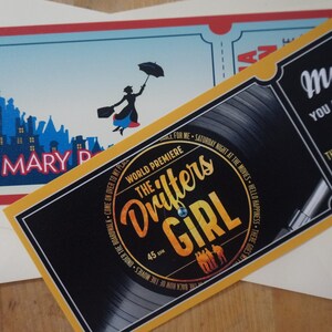 Puede incluir: Un boleto amarillo con texto negro que dice "The Drifters Girl" y "World Premiere" con una imagen en blanco y negro de un disco. El boleto es para un espect&aacute;culo llamado "The Drifters Girl" y dice "Mam&aacute;, vas a ver The Drifters Girl".
